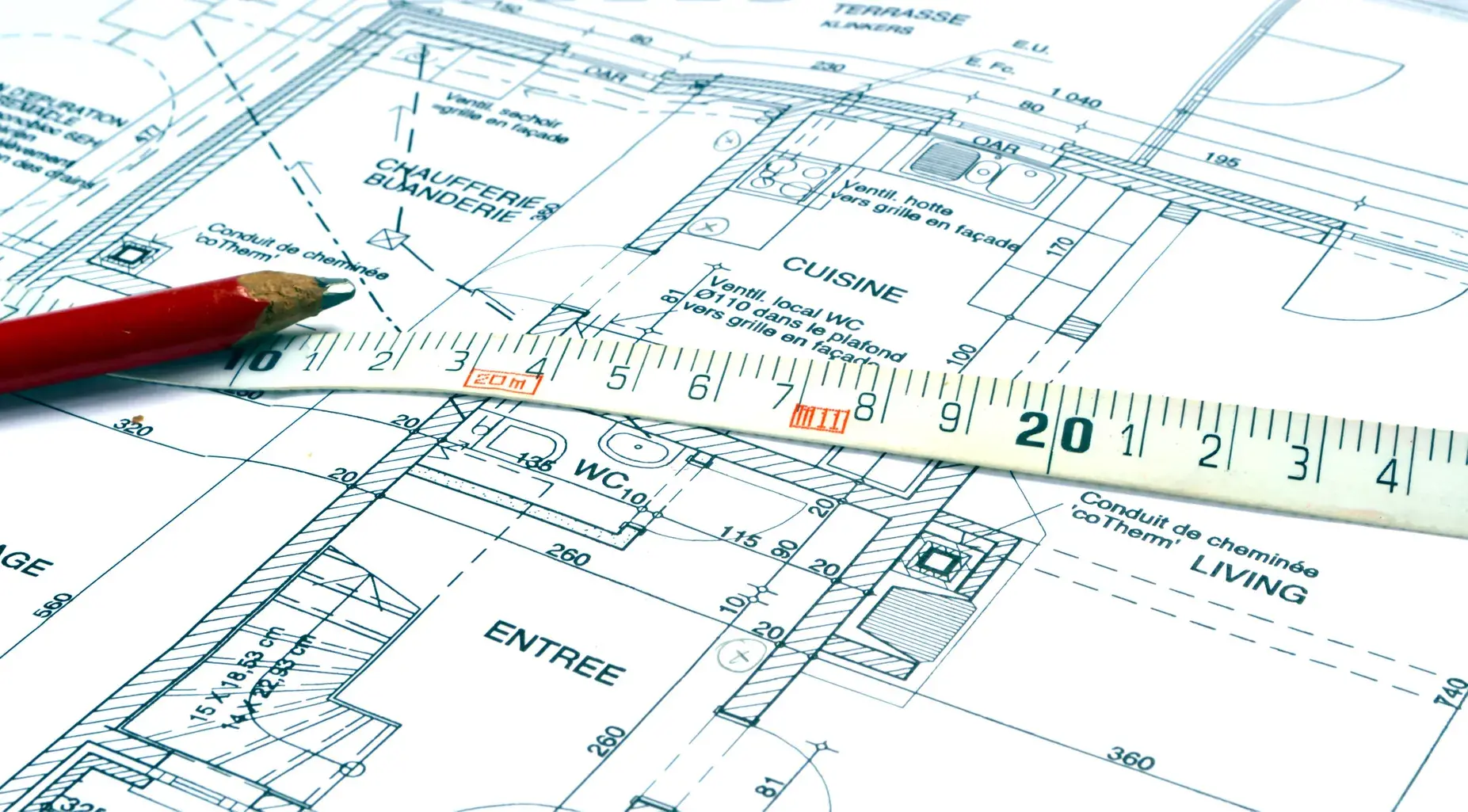 Analyse du PLU, faisabilité, accès, réseaux : le métier du terrain allie réglementation et stratégie immobilière.