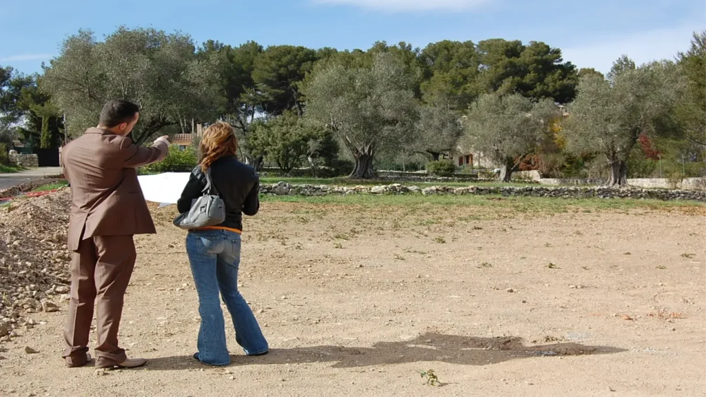 Le métier du terrain repose sur l’analyse fine du potentiel foncier, des contraintes et des opportunités réelles.