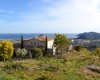 Dans un secteur très résidentiel et calme sur les hauteurs de Mandelieu, rare terrain de 1600m² bénéficiant d'une surface de plancher d'environ 250m² et d'un très belle vue panoramique mer.