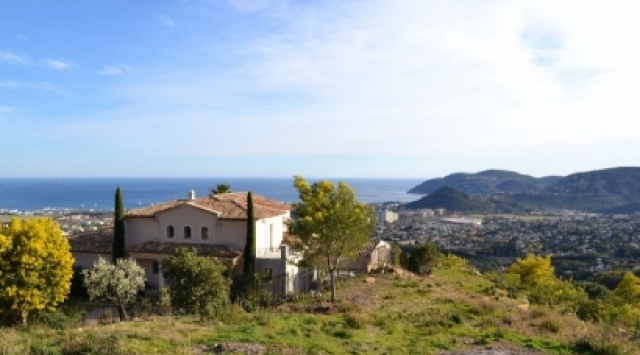 Dans un secteur très résidentiel et calme sur les hauteurs de Mandelieu, rare terrain de 1600m² bénéficiant d'une surface de plancher d'environ 250m² et d'un très belle vue panoramique mer.